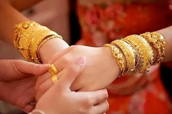 金价翻3倍三金成难题不是不想是结不起开元棋牌app难怪大家不结婚!5年(图2) 金价翻3倍三金成难题不是不想是结不起开元棋牌app难怪大家不结婚!5年(图2)