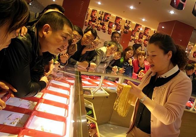 金价翻3倍三金成难题不是不想是结不起开元棋牌app难怪大家不结婚！5年(图5)