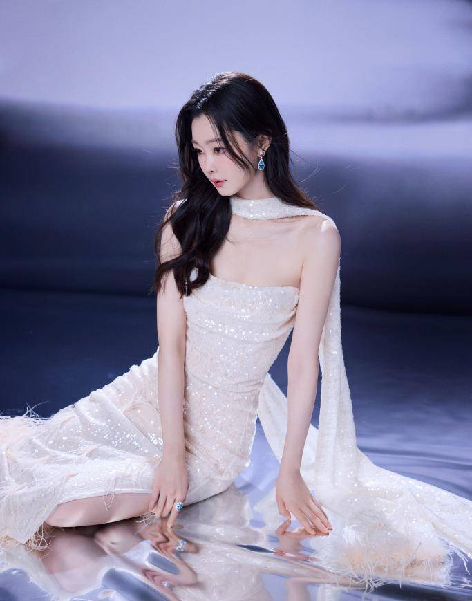 !飘带长到能当跳绳长发如银河瀑布开元棋牌宋轶穿香槟亮片裙跪坐镜面(图3) !飘带长到能当跳绳长发如银河瀑布开元棋牌宋轶穿香槟亮片裙跪坐镜面(图3)