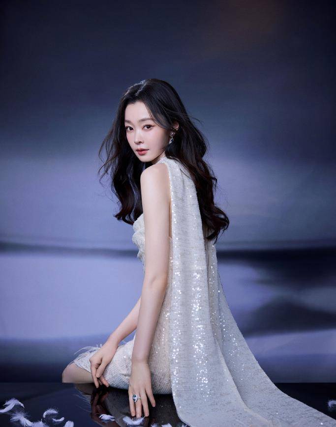 ！飘带长到能当跳绳长发如银河瀑布开元棋牌宋轶穿香槟亮片裙跪坐镜面(图2)