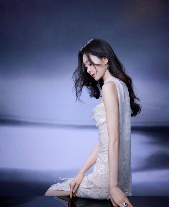 !飘带长到能当跳绳长发如银河瀑布开元棋牌宋轶穿香槟亮片裙跪坐镜面(图4) !飘带长到能当跳绳长发如银河瀑布开元棋牌宋轶穿香槟亮片裙跪坐镜面(图4)