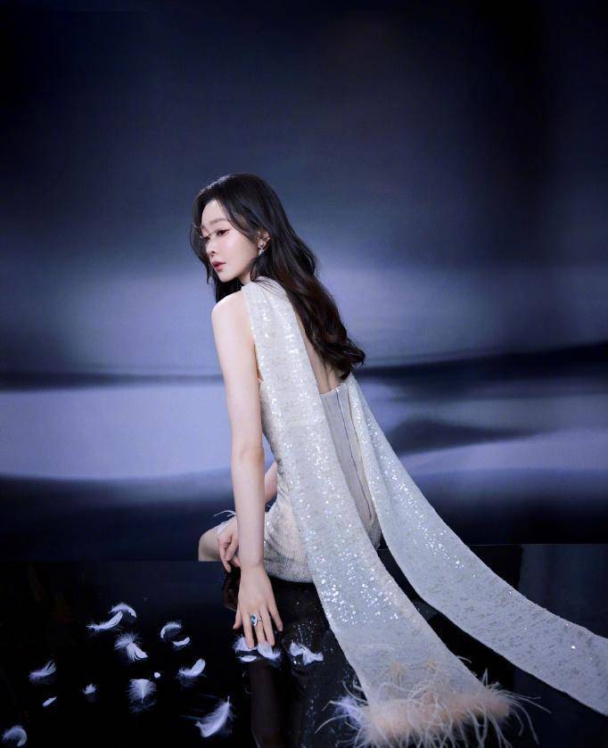 !飘带长到能当跳绳长发如银河瀑布开元棋牌宋轶穿香槟亮片裙跪坐镜面(图7) !飘带长到能当跳绳长发如银河瀑布开元棋牌宋轶穿香槟亮片裙跪坐镜面(图7)