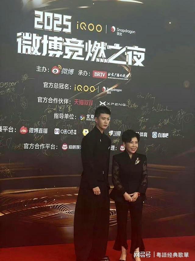 上大分从邓亚萍看他的眼神就知道他多帅开元棋牌app任嘉伦寸头珍珠耳环造型(图2) 上大分从邓亚萍看他的眼神就知道他多帅开元棋牌app任嘉伦寸头珍珠耳环造型(图2)