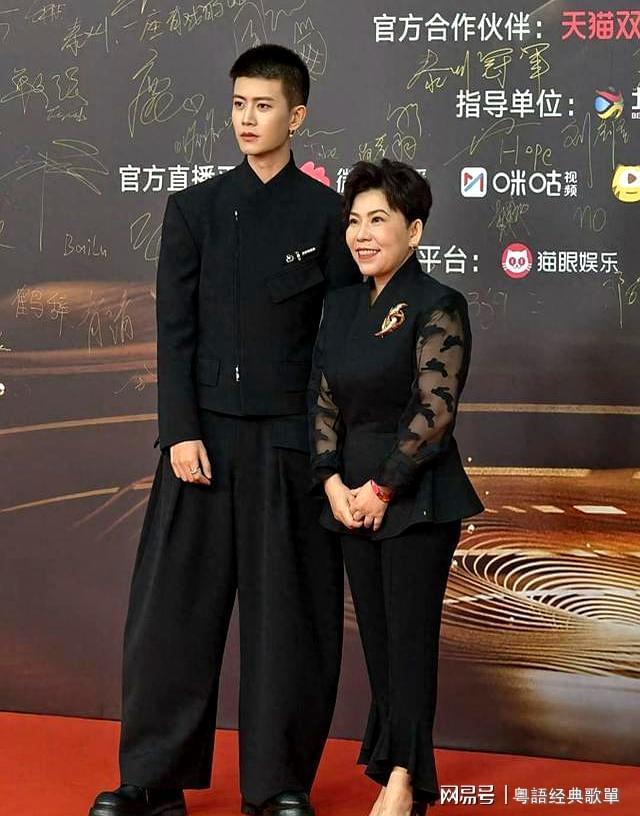 上大分从邓亚萍看他的眼神就知道他多帅开元棋牌app任嘉伦寸头珍珠耳环造型(图4) 上大分从邓亚萍看他的眼神就知道他多帅开元棋牌app任嘉伦寸头珍珠耳环造型(图4)