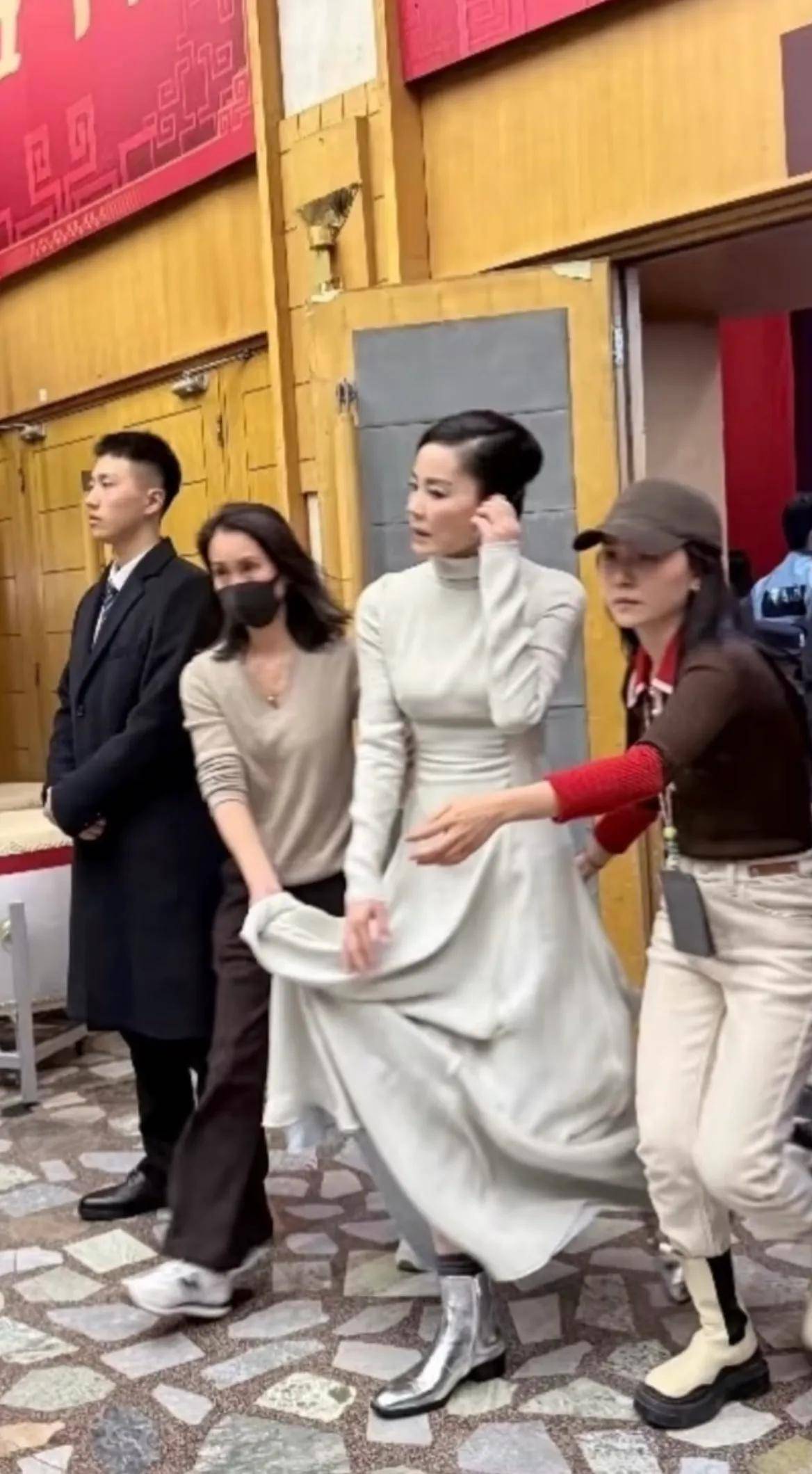 上热搜！水滴耳环再次出圈女儿窦靖童发文！开元ky棋牌王菲春晚备受期待亮相后眉毛(图5)