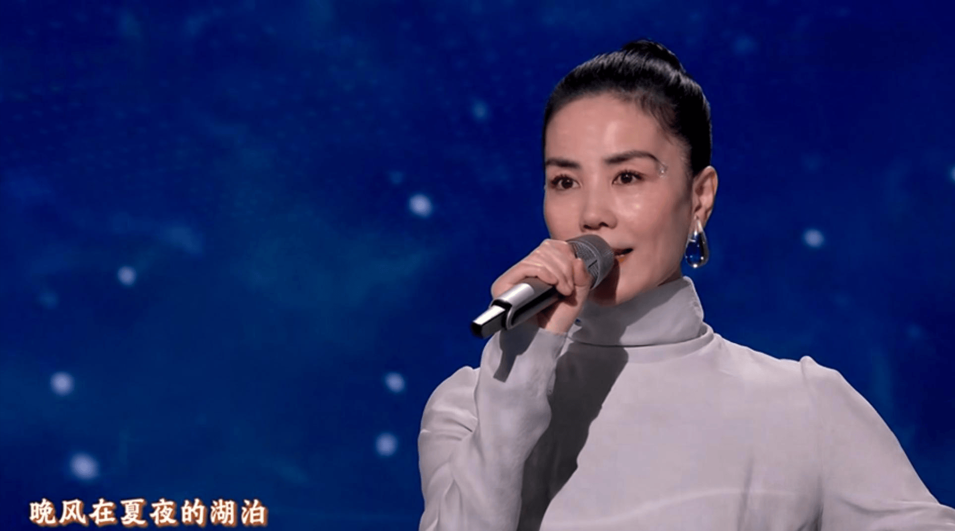 上热搜！水滴耳环再次出圈女儿窦靖童发文！开元ky棋牌王菲春晚备受期待亮相后眉毛(图6)