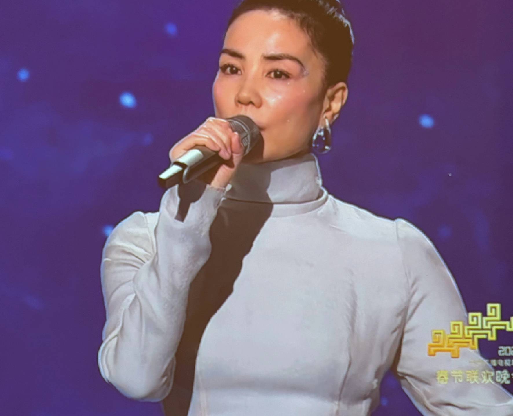 上热搜！水滴耳环再次出圈女儿窦靖童发文！开元ky棋牌王菲春晚备受期待亮相后眉毛(图10)