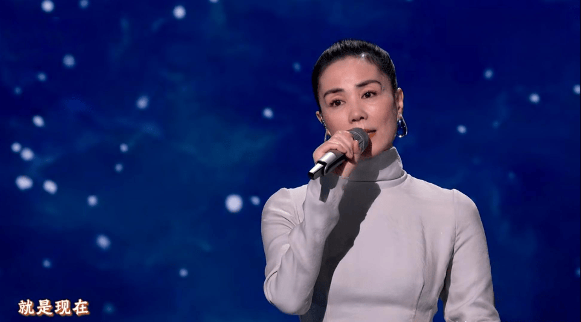 上热搜！水滴耳环再次出圈女儿窦靖童发文！开元ky棋牌王菲春晚备受期待亮相后眉毛(图11)