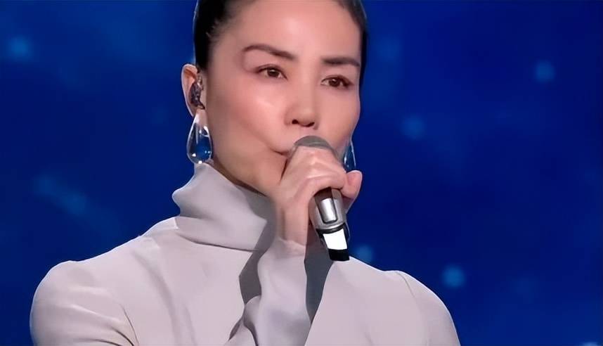 上热搜！水滴耳环再次出圈女儿窦靖童发文！开元ky棋牌王菲春晚备受期待亮相后眉毛(图15)