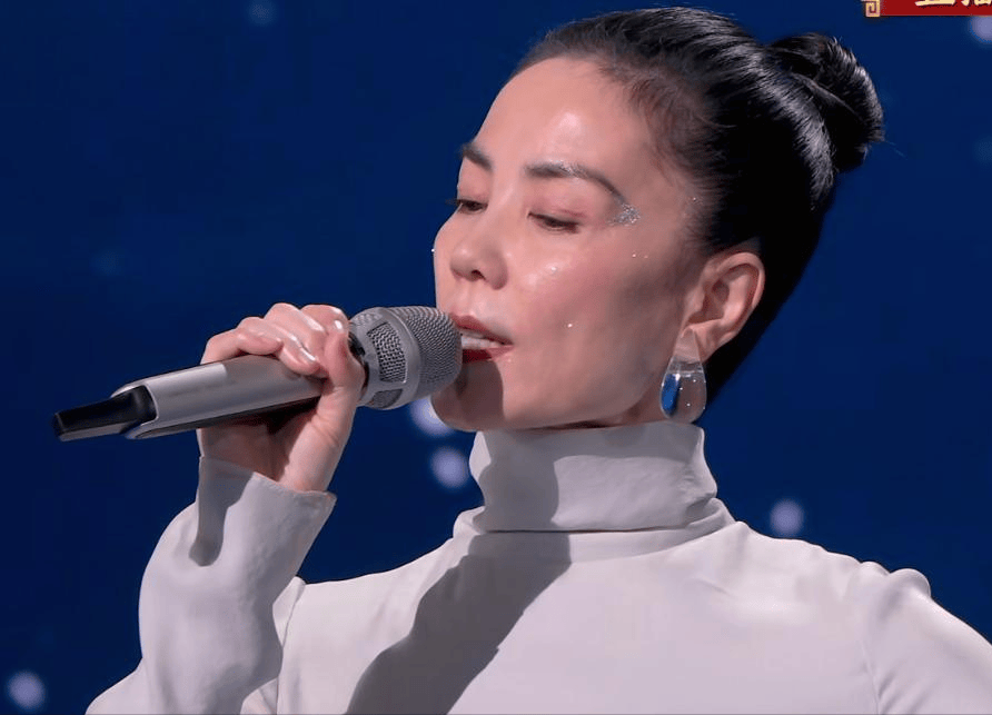 上热搜！水滴耳环再次出圈女儿窦靖童发文！开元ky棋牌王菲春晚备受期待亮相后眉毛(图17)