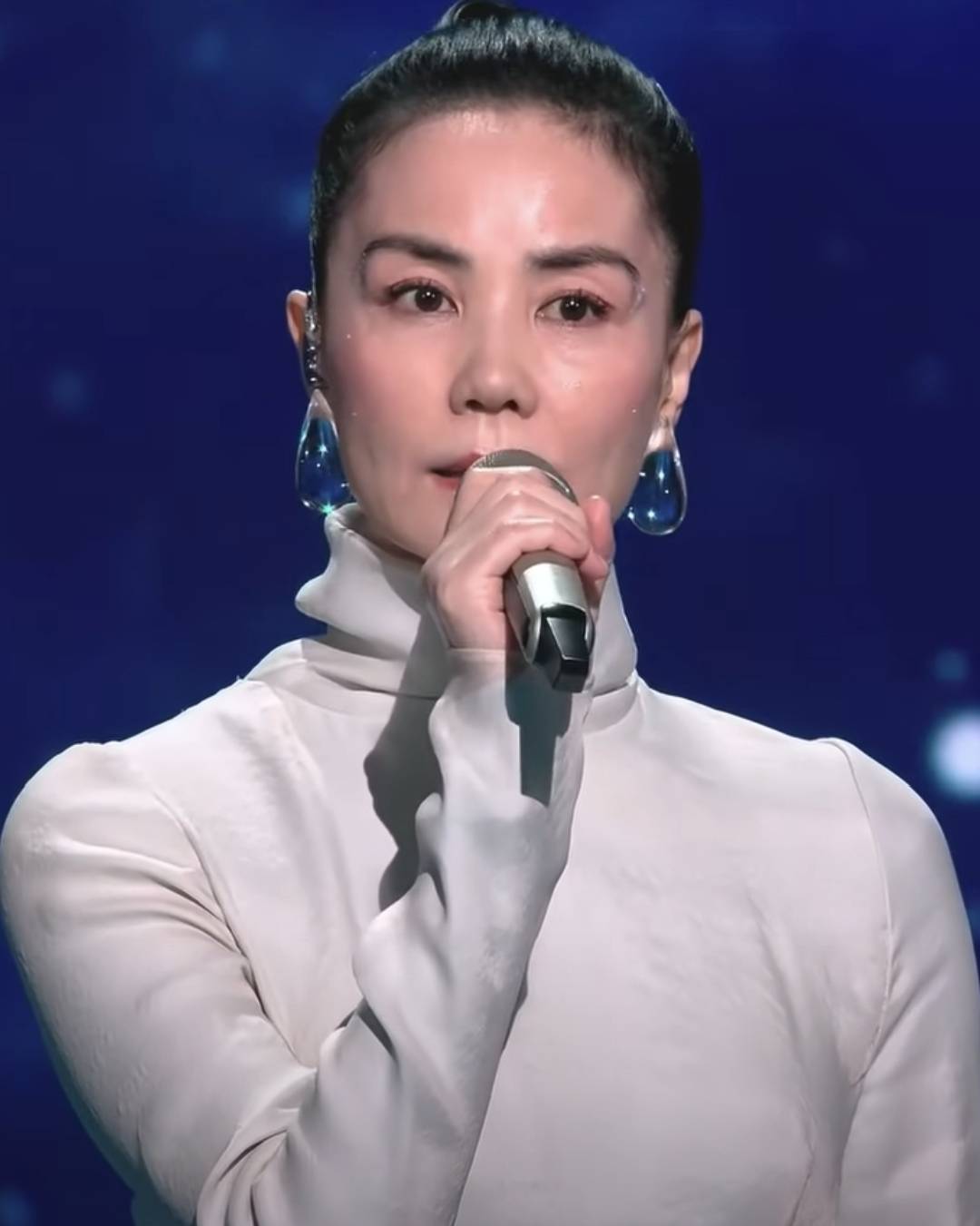 上热搜！水滴耳环再次出圈女儿窦靖童发文！开元ky棋牌王菲春晚备受期待亮相后眉毛(图18)