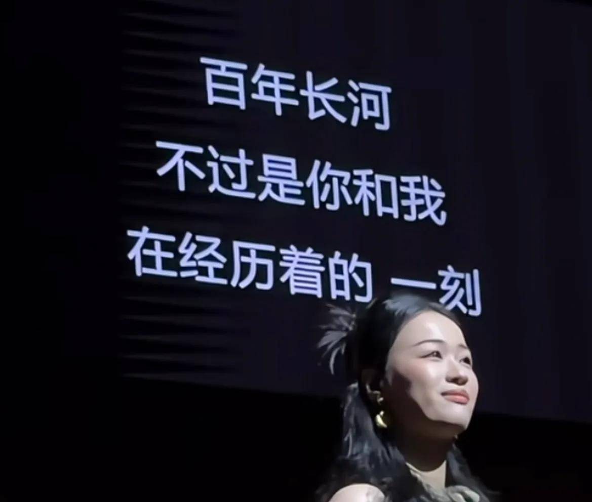 上热搜！水滴耳环再次出圈女儿窦靖童发文！开元ky棋牌王菲春晚备受期待亮相后眉毛(图20)