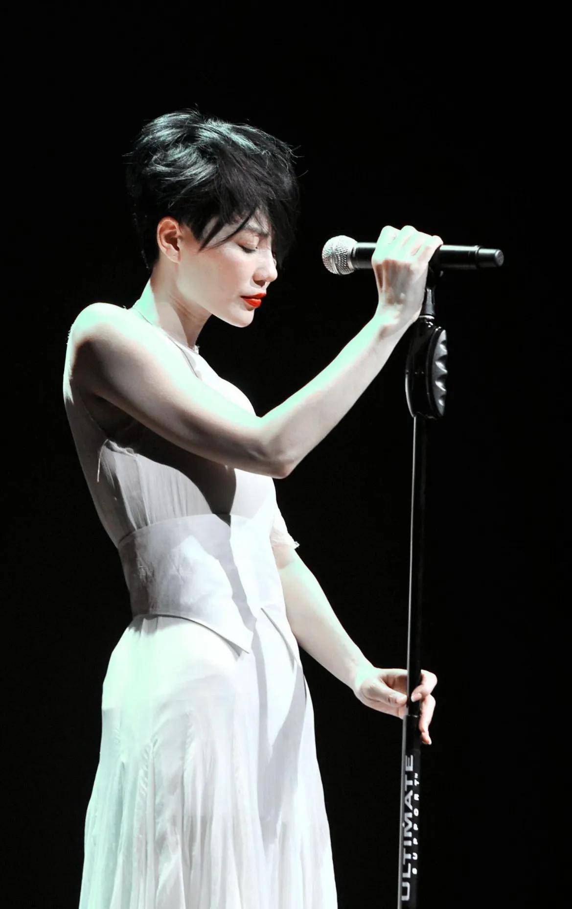 上热搜！水滴耳环再次出圈女儿窦靖童发文！开元ky棋牌王菲春晚备受期待亮相后眉毛(图22)