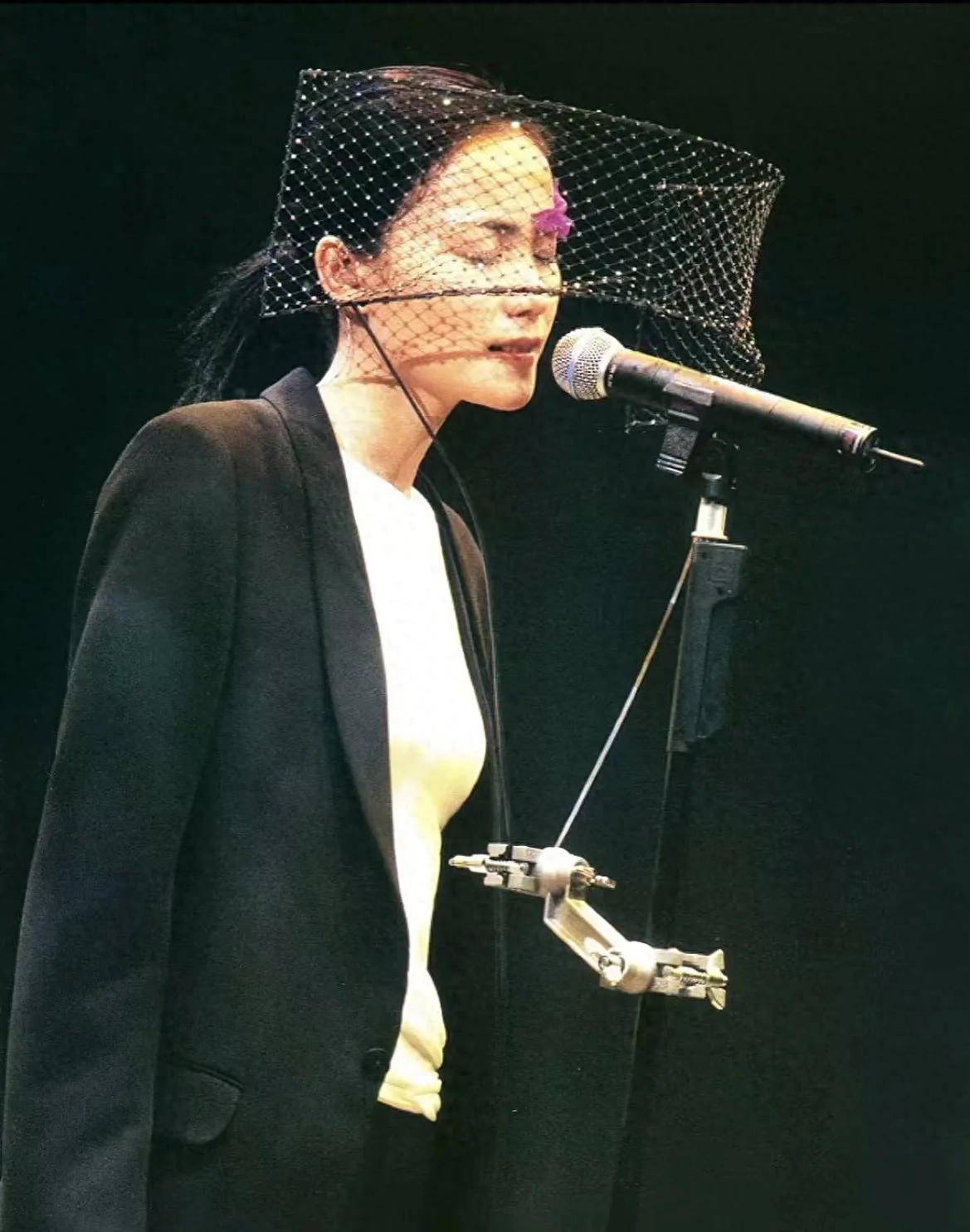 上热搜！水滴耳环再次出圈女儿窦靖童发文！开元ky棋牌王菲春晚备受期待亮相后眉毛(图24)